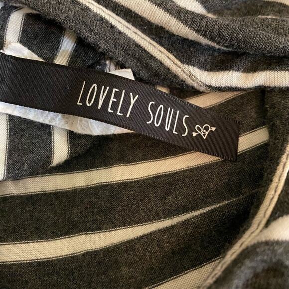 Lovely Souls Gray Long top flared on bottom Size 3X - Picture 3 of 8